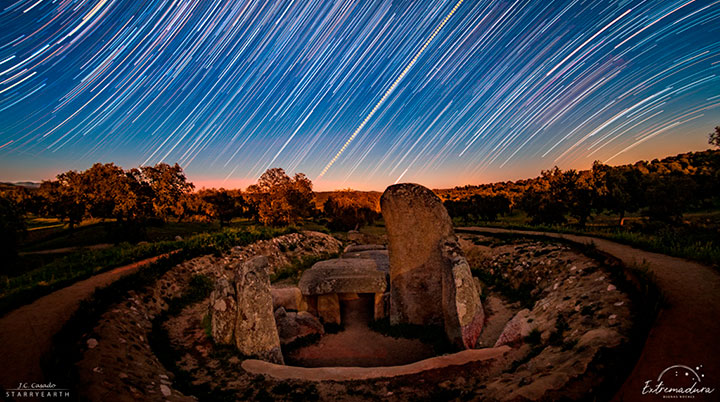 Juan Carlos Casado fotografía el equinocio de marzo desde el dolmen de Lácara.